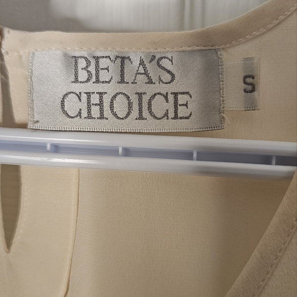 Elegant Cream Sleeveless Top - Picture 3 of 3